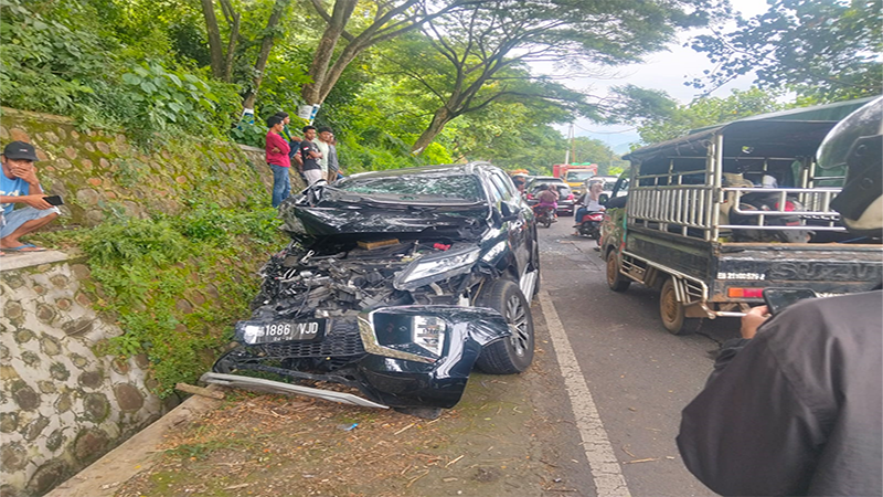 Mobil Pajero Sport warna hitam Nopol B 1886 VJD yang ditumpangi Kapolres Bima Kota AKBP Didik Putra Kuncoro dan sejumlah anggota keluarganya tampak ringsek berat usai menabrak lambung fuso di jalur Tekasire Kabupaten Dompu, Jl Lintas Sumbawa, Rabu (26/3/2025) siang.