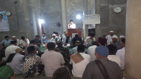Bupati Dompu, Bambang Firdaus menyampaikan sambutan saat melaksanakan Safari Ramadan 1446 Hijriah di Masjid Nurul Syabah Dusun Kesi Desa Tolokalo Kecamatan Kempo, Kabupaten Dompu, Kamis (13/3/2025) malam.