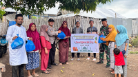 Pimpinan Yayasan Tahfidz Quran Salahuddin Al Ayyubi Kabupaten Bima, Ustadz Salahudin didampingi Babinsa dan Bhabinkamtibmas Desa Oi Maci Kecamatan Sape Kabupaten Bima, membagikan bingkisan (parcel) lebaran kepada warga tak mampu, Jumat (28/3/2025).