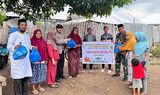 Pimpinan Yayasan Tahfidz Quran Salahuddin Al Ayyubi Kabupaten Bima, Ustadz Salahudin didampingi Babinsa dan Bhabinkamtibmas Desa Oi Maci Kecamatan Sape Kabupaten Bima, membagikan bingkisan (parcel) lebaran kepada warga tak mampu, Jumat (28/3/2025).