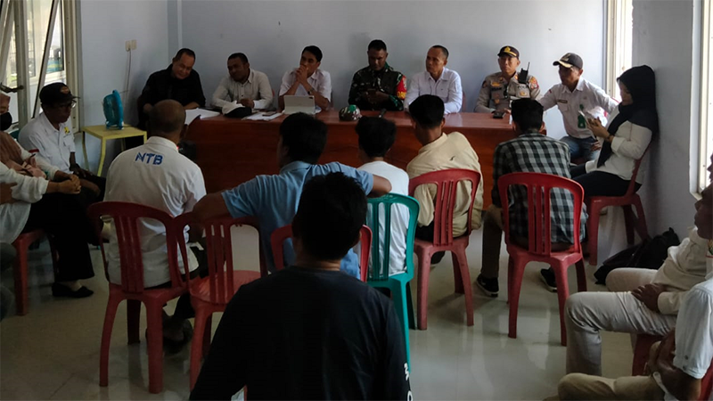 Suasana audiensi Aliansi Gerakan Masyarakat dan Pemuda Wera (GMPW) Kabupaten Bima dengan perwakilan perusahaan tambak, perwakilan dinas terkait di kantor Pemerintah Kecamatan Wera, Rabu (5/3/2025) siang.