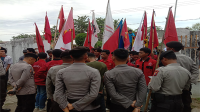 Massa sejumlah OKP di Kota Bima dan Kabupaten Bima yang tergabung dalam Aliansi Mahasiswa dan Rakyat Bima (AMRB) saat menggelar aksi unjuk rasa di depan DPRD Kabupaten Bima, Kamis (13/3/2025).