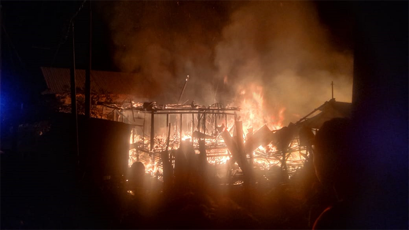 Kondisi enam rumah dan kios warga di Desa Parado Rato Kecamatan Parado Kabupaten Bima, Nusa Tenggara Barat saat dilahap si jago merah, Senin (17/3/2025) malam.
