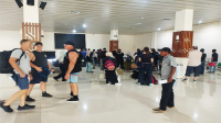 Antrian penumpang di terminal keberangkatan Bandara Sultan Muhammad Salahuddin Bima dalam suasana puncak arus mudik lebaran Idul Fitri 1446 Hijriah, Jumat (28/3/2025).
