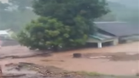 Tangkapan layer video siaran langsung warga di facebook, kondisi salah satu rumah warga yang terdampak luapan banjir di Desa Kawinda Nae Kecamatan Tambora Kabupaten Bima, Kamis (13/3/2025) menjelang petang. Luapan banjir nyaris mencapai atap rumah warga.