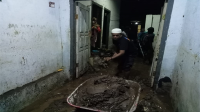 Korban dibantu warga, Camat Tambora, Babinsa dan Bhabinkamtibmas membersihkan material lumpur sisa luapan banjir, Kamis (13/3/2025) malam.