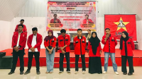 Pengurus EK LMND Kota Bima periode 2025-2027 saat dilantik oleh Ketua Eksekutif Wilayah LMND NTB, Arif Haryadin di Paruga Toi HM Nur Latif Perpustakaan Daerah Kota Bima, Rabu (5/3/2025).