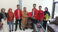 Pengurus LMND Kota Bima menyerahkan dokumen manifesto untuk pengembangan sector pariwisata kepada Kepala Dispar Kota Bima, Muhammad Nasir di Dispar Kota Bima, Senin (10/3/2025). Foto Ist.