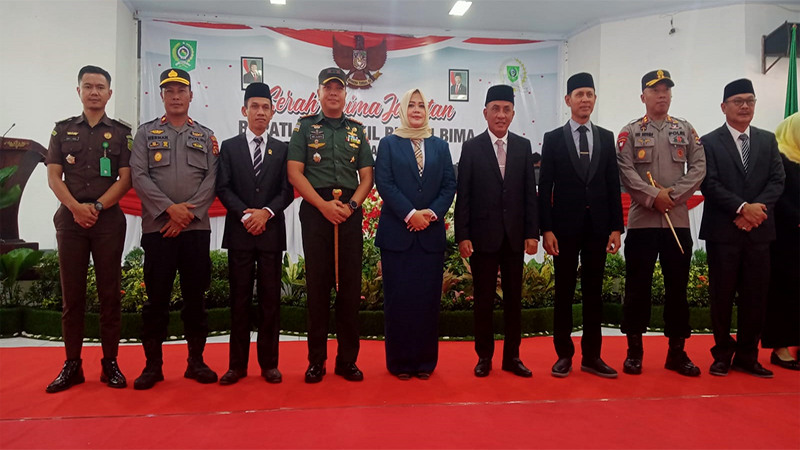 Bupati Bima, Ady Mahyudi dan Wabup Bima, dr H Irfan Zubaidy bersama mantan Bupati Bima, Hj Indah Dhamayanti Putri dan pimpinan Forkopimda Kabupaten Bima usai foto Bersama usai sertijab di ruang utama siding DPRD Kabupaten Bima, Rabu (12/3/2025).