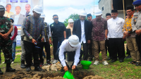 Bupati Bima Ady Mahyudi meletakan batu pertama (ground breaking) Rumah Sakit (RS) Rabita yang berlokasi di Desa Oi Maci Kecamatan Sape Kabupaten Bima, Kamis (3/4/2025).
