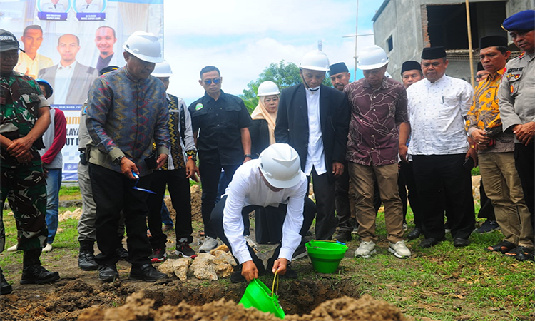 Bupati Bima Ady Mahyudi meletakan batu pertama (ground breaking) Rumah Sakit (RS) Rabita yang berlokasi di Desa Oi Maci Kecamatan Sape Kabupaten Bima, Kamis (3/4/2025).