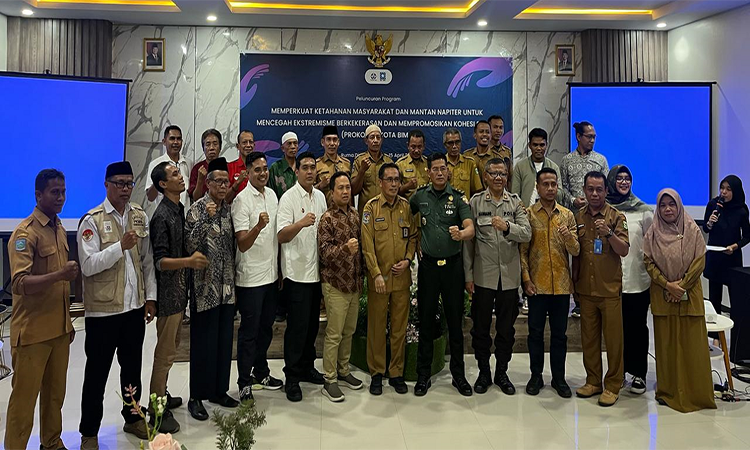 Foto bersama peserta peluncuran program untuk menguatkan ketahanan masyarakat dan mantan napi terorisme (napiter) dalam mencegah ektremisme berekerasan dan mempromosikan kohesi sosial di Kota oleh The Habibie Center yang berlangsung di Rumah Dining Kota Bima, Selasa (15/4/2025).