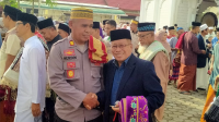 Kapolsek Bolo, AKP Nurdin foto bersama tokoh Pendidikan Kecamatan Bolo usai mengikuti dan mengamankan salat Idul Fitri di Masjid Al Amin Desa Rato Kecamatan Bolo Kabupaten Bima, Senin (31/3/2025).