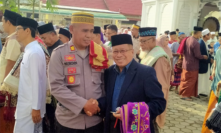 Kapolsek Bolo, AKP Nurdin foto bersama tokoh Pendidikan Kecamatan Bolo usai mengikuti dan mengamankan salat Idul Fitri di Masjid Al Amin Desa Rato Kecamatan Bolo Kabupaten Bima, Senin (31/3/2025).