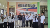 Foto bersama Direktur RSUD Sondosia Kabupaten Bima, Dr Firman M.Ph dan staf saat menerima kunjungan Komisi IV Dewan Perwakilan Rakyat Daerah (DPRD) Kabupaten Bima, Rabu (23/4/2025).