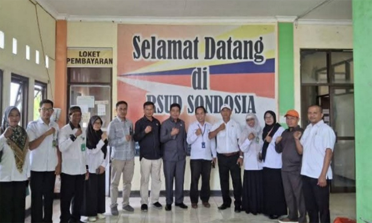 Foto bersama Direktur RSUD Sondosia Kabupaten Bima, Dr Firman M.Ph dan staf saat menerima kunjungan Komisi IV Dewan Perwakilan Rakyat Daerah (DPRD) Kabupaten Bima, Rabu (23/4/2025).