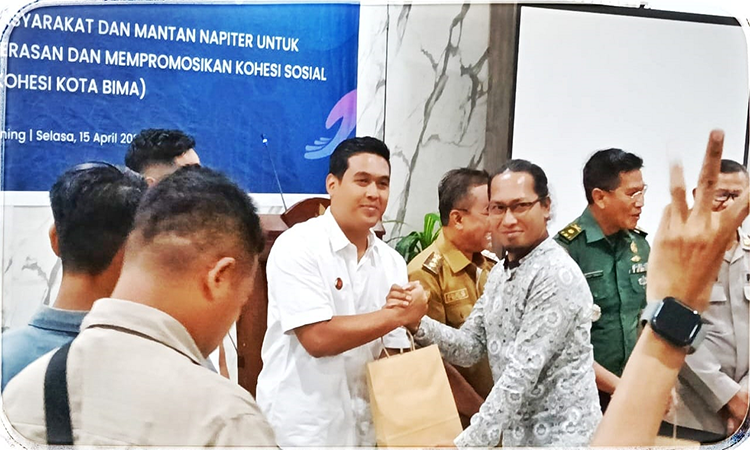 Perwakilan NC untuk Prokohesi Kota Bima, Julhaedin menyerahkan bingkisan kepada stakeholder yang menghadiri peluncuran program untuk menguatkan ketahanan masyarakat dan mantan napi terorisme (napiter) dalam mencegah ektremisme berekerasan dan mempromosikan kohesi sosial di Kota Bima, Selasa (15/4/2025).