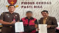 Tersangka korupsi KUR BNI KCP Woha Kabupaten Bima didampingi kuasa hukum menunjukan berkas sebelum ditahan Kejari Bima.