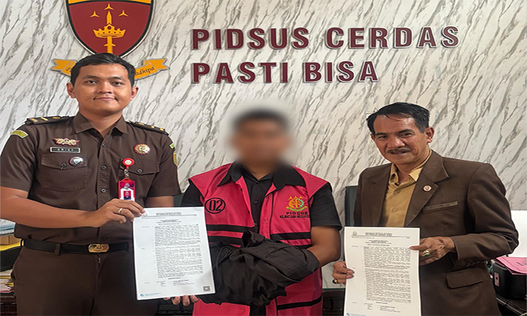 Tersangka korupsi KUR BNI KCP Woha Kabupaten Bima didampingi kuasa hukum menunjukan berkas sebelum ditahan Kejari Bima.