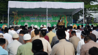 Wali Kota Bima, H Arahman H Abidin menyampaikan sambutan di sela mengikuti rangkaian solat Idul Fitri 1446 Hijriah di halaman kantor Pemkot Bima, Senin (31/3/2025).
