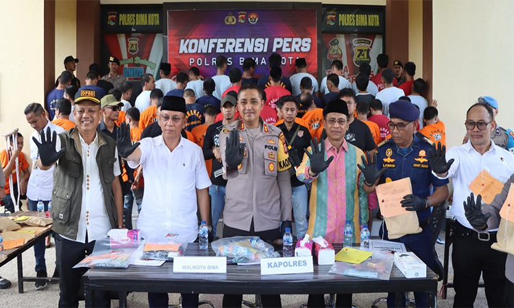 Wali Kota Bima H A Rahman H Abidin dan Wakil Wali Kota Bima Feri Sofiyan mengikuti langsung konferensi pers pengungkapan kasus narkoba oleh Polres Bima Kota di Mako Polres Bima Kota, Senin (7/4/2025).