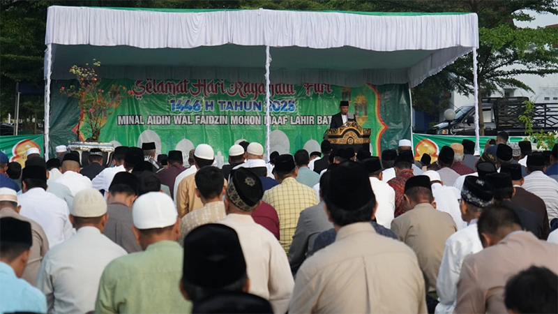 Wali Kota Bima, H Arahman H Abidin menyampaikan sambutan di sela mengikuti rangkaian solat Idul Fitri 1446 Hijriah di halaman kantor Pemkot Bima, Senin (31/3/2025).