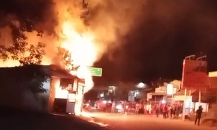 Si jago merah saat melahap warung makan di Desa Naru Kecamatan Sape, Kabupaten Bima, Nusa Tenggara Barat, dini hari, Minggu (27/4/2025).
