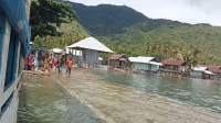 Kondisi pemukiman warga peisisir di Desa Karampi Langgudu Kabupaten Bima saat digenangi luapan banjir laut (rob) Senin (31/3/2025) lalu.