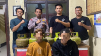 Terduga pencuri 11 tabung LPG milik warga Desa Dena Kecamatan Madapangga setelah ditangkap apparat kepolisian. Mereka mencuri tabung LPG untuk kebutuhan membeli sabu-sabu.