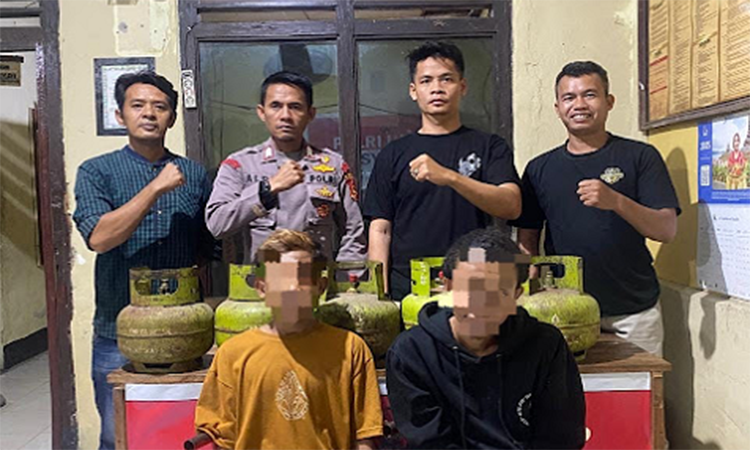 Terduga pencuri 11 tabung LPG milik warga Desa Dena Kecamatan Madapangga setelah ditangkap apparat kepolisian. Mereka mencuri tabung LPG untuk kebutuhan membeli sabu-sabu.