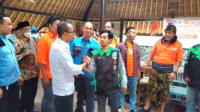 Ketua Serikat Pekerja Nasional (SPN) NTB, Lalu Wira Sakti berjabat tangan dengan mitra driver ojol GrabCar usai hearing driver ojol yang tergabung dalam mitra GrabCar dan GrabBike dengan pihak Manajemen Grab Cabang Mataram di aula kantor Dishub Provinsi NTB, Selasa (22/4/2025) lalu.