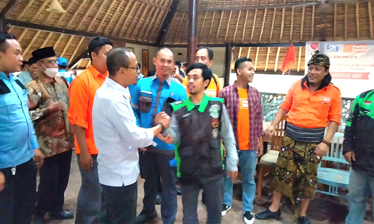 Ketua Serikat Pekerja Nasional (SPN) NTB, Lalu Wira Sakti berjabat tangan dengan mitra driver ojol GrabCar usai hearing driver ojol yang tergabung dalam mitra GrabCar dan GrabBike dengan pihak Manajemen Grab Cabang Mataram di aula kantor Dishub Provinsi NTB, Selasa (22/4/2025) lalu.