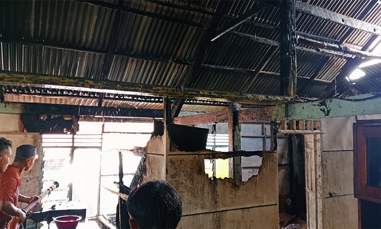 Kondisi rumah korban pasca disambar api, Rabu (23/4/2025) siang.