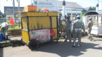 Suasana penertiban rombong PLK di sekitar Lapangan Serasuba Kota Bima oleh petugas Polisi Pamong Praja Kota Bima. Foto Ist.