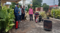 Kegiatan simulasi penanganan kebakaran di kantor Desa Bajo Kecamatan Soromandi Kabupaten Bima oleh Dinas Damkar Kabupaten Bima, Kamis (24/4/2025).