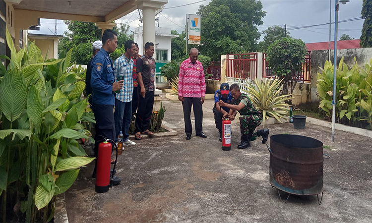 Kegiatan simulasi penanganan kebakaran di kantor Desa Bajo Kecamatan Soromandi Kabupaten Bima oleh Dinas Damkar Kabupaten Bima, Kamis (24/4/2025).