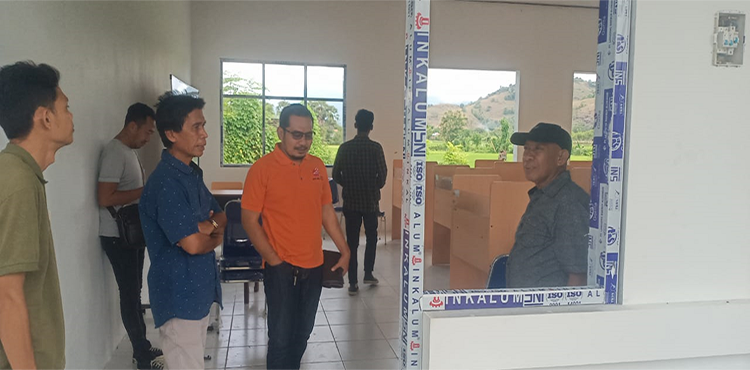 Manajemen SMKs Taman Madya Baiturrahman mendampingi Ketua Tim Pengendalian Administrasi Pembangunan Bidang Sosbud Dinas Dikbud Provinsi NTB, Drs Hafid MM saat monitoring dan evaluasi di SMKs Taman Madya Baiturrahman, Kamis (24/4/2025) lalu.