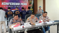 Kapolres Bima Kota AKBP Didik Putra Kuncoro didampangi Kepala Satuan Reserse Kriminal Polres Bima Kota saat memimpin konferensi pers hasil Operasi Pekat 2 Rinjani 2025 di Mako Polres Bima Kota, Jumat (16/5/2025) siang.