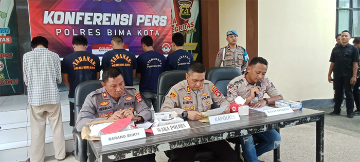 Kapolres Bima Kota AKBP Didik Putra Kuncoro didampangi Kepala Satuan Reserse Kriminal Polres Bima Kota saat memimpin konferensi pers hasil Operasi Pekat 2 Rinjani 2025 di Mako Polres Bima Kota, Jumat (16/5/2025) siang.