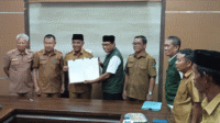 Bupati Bima, Ady Mahyudi dan Direktur Yayasan YISA Ambalawi, Junaidin Yusuf didampingi Kepala Dinas Dikbupora Kabupaten Bima, Distric Coordinator Yayasan YISA dan Asisten I Setda Kabupaten Bima usai menandatangani MoU tentang Sekolah Aman untuk Kabupaten Bima di ruang rapat Bupati Bima, Senin (19/5/2025) pagi.