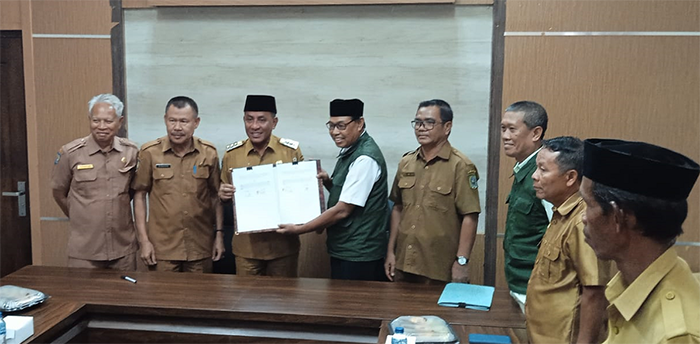 Bupati Bima, Ady Mahyudi dan Direktur Yayasan YISA Ambalawi, Junaidin Yusuf didampingi Kepala Dinas Dikbupora Kabupaten Bima, Distric Coordinator Yayasan YISA dan Asisten I Setda Kabupaten Bima usai menandatangani MoU tentang Sekolah Aman untuk Kabupaten Bima di ruang rapat Bupati Bima, Senin (19/5/2025) pagi.