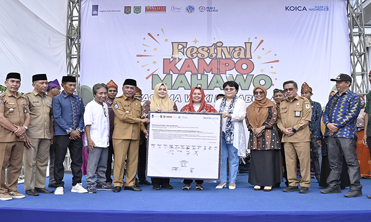 Suasana saat pembukaan Festival “Kampo Mahawo; Kasama Weki Kasabua Ade” di halaman kantor Pemerintah Kabupaten Bima, Selasa, 6 Mei 2025.