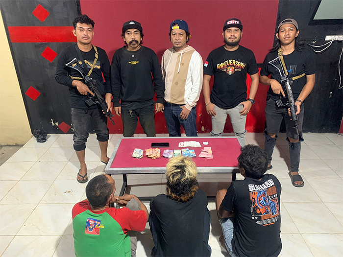 Tiga terduga pemain judi remi yang digerebek dan diamankan Tim Opsnal Polsek Rasanae Barat Polres Bima Kota bersama sejumlah barang bukti, Selasa (20/5/2025) malam.