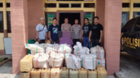 Tim Opsnal Polsek Asakota Polres Bima Kota foto bersama ibu rumah tangga terduga penimbun mitan dan ribuan liter barang bukti minyak tanah usia diamankan, Selasa (20/5/2025).