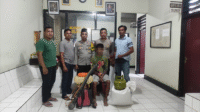 Terduga pelaku curat dan sejumlah barang bukti yang berhasil diamankan Polsek Bolo, Senin (19/5/2025).
