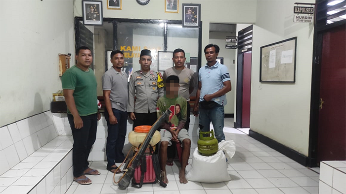 Terduga pelaku curat dan sejumlah barang bukti yang berhasil diamankan Polsek Bolo, Senin (19/5/2025).