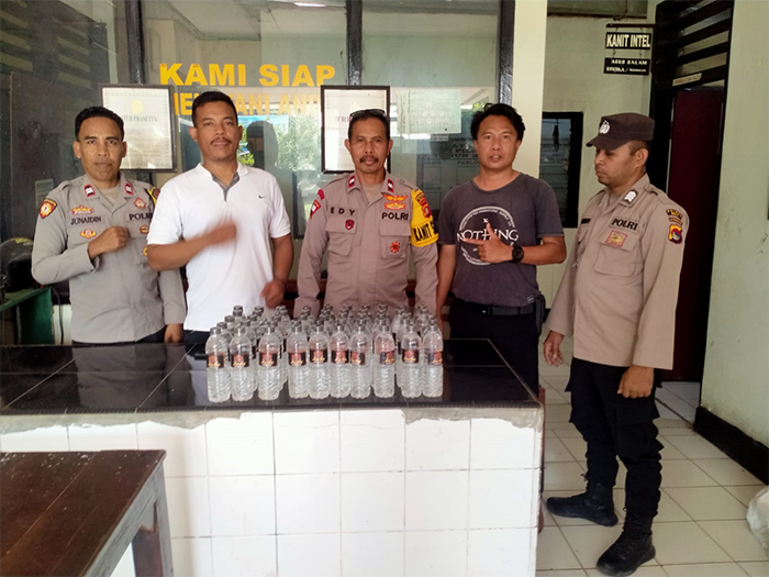 Ratusan botol Arak Bali yang diamankan Polsek Bolo dalam kegiatan patroli pada Senin (19/5/2025) pagi.
