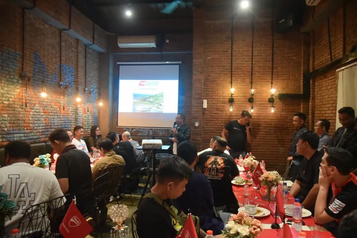 Suasana ramah tamah dan makan malam bersama Riders Ducati Indonesia bersama Wakil Wali Kota Bima, Feri Sofiyan dan anggota DPRD di Illo Cake Patiserie & Bistro, Kamis (1/Mei/2025) malam.