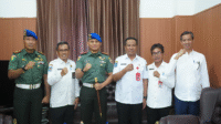 Sekda Kota Bima, H Muhtar didampingi Kepala Badan Kesbangpol Kota Bima saat menerima Dandenpom IX/2 Mataram, Letnan Kolonel CPM Dedy Siswanto di ruang Sekda Kota Bima, Rabu (7/5/ 2025).
