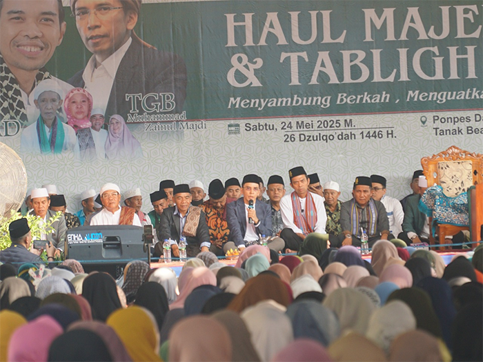 TGB dan UAS mengisi Haul Majemuk dan Tabligh Akbar "Menyambung Berkah, Menguatkan Ukhuwah" di Ponpes Darul Hikmah NWDI Tanak Beak, Narmada, Lombok Barat, Sabtu (24/5/2025).